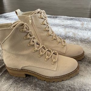 Universal thread lace up boots
